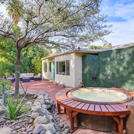 Palm Springs Studio With Outdoor Oasis And Hot Tub!